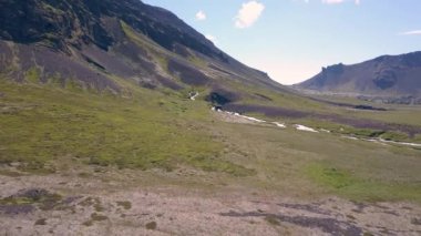 Yaz aylarında İzlanda kırsal arazisi.