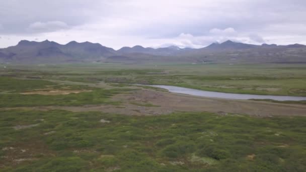 Τοπίο Στην Ισλανδία Μικρές Λίμνες Ένα Καταπράσινο Λιβάδι — Αρχείο Βίντεο