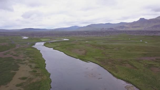 Rzeka Widziana Góry Islandia — Wideo stockowe