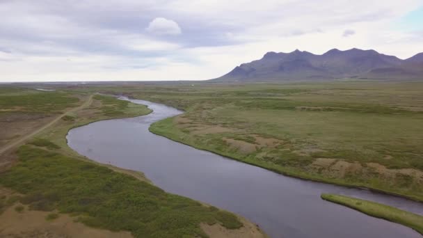 Rzeka Widziana Góry Islandia — Wideo stockowe