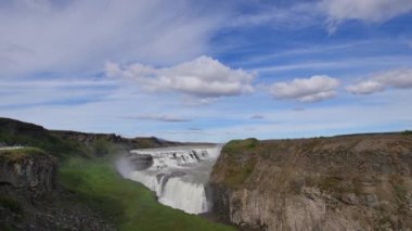Gullfoss Şelalesi, İzlanda. Güzel, büyük bir şelale, büyük bir doğa gücü. Altın Çemberin ana simgesi.