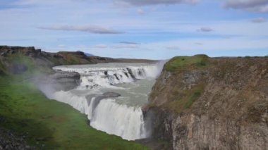 Gullfoss Şelalesi, İzlanda. Güzel, büyük bir şelale, büyük bir doğa gücü. Altın Çemberin ana simgesi.