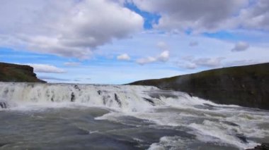 Gullfoss Şelalesi, İzlanda. Güzel, büyük bir şelale, büyük bir doğa gücü. Altın Çemberin ana simgesi.