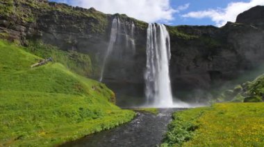 İzlanda 'nın en ünlü şelalesi. Sıcak yaz ışığında görkemli Seljalandsfoss.