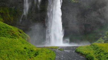 İzlanda 'nın en ünlü şelalesi. Sıcak yaz ışığında görkemli Seljalandsfoss.