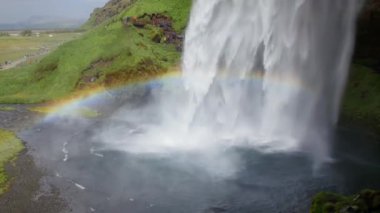 İzlanda 'nın en ünlü şelalesi. Sıcak yaz ışığında görkemli Seljalandsfoss.
