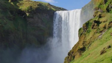 İzlanda'da Skgafoss şelalesi. Bahar güneş ışığında İzlanda manzara.