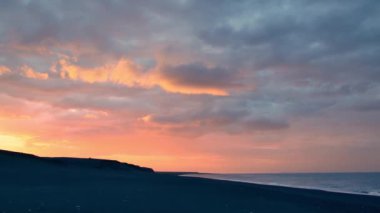 Sahilde beyaz dalgalı siyah kum, İzlanda
