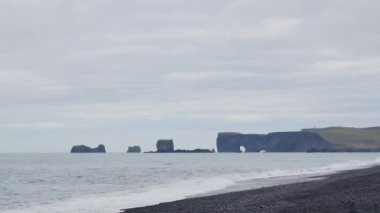 Reynisdrangar - İzlanda 'da ilginç kaya oluşumları.
