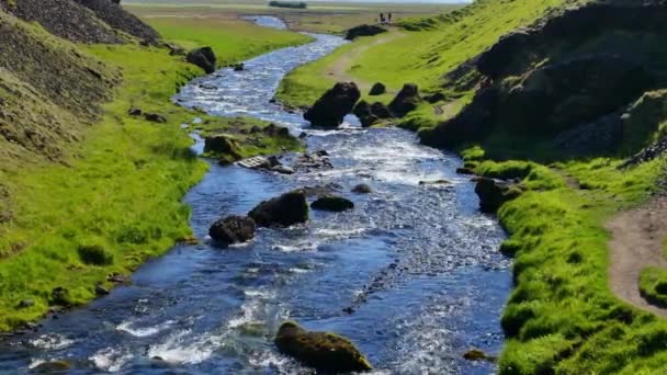 冰岛Kvernufoss附近的河流 — 图库视频影像