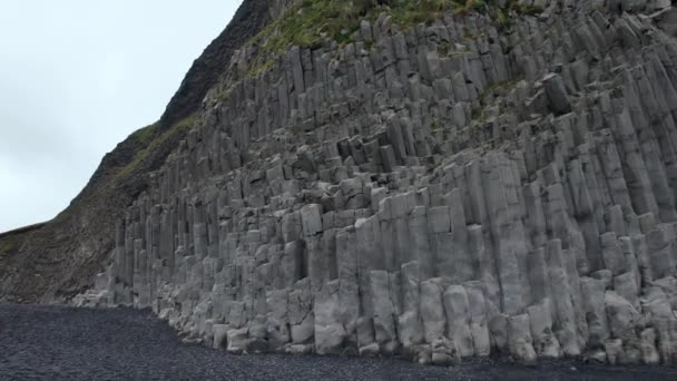 Reynisdrangar Formações Rochosas Interessantes Islândia — Vídeo de Stock