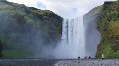 İzlanda'da Skgafoss şelalesi. Bahar güneş ışığında İzlanda manzara.