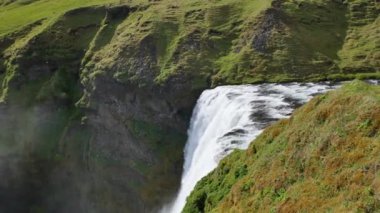 İzlanda'da Skgafoss şelalesi. Bahar güneş ışığında İzlanda manzara.