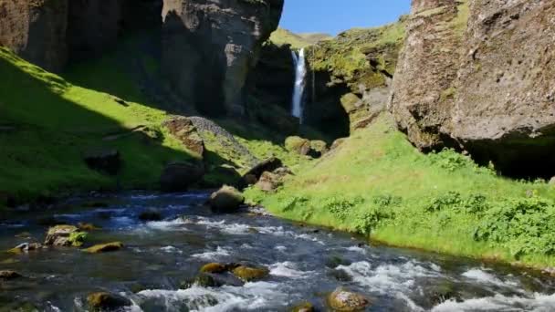 Καταρράκτης Kvernufoss Στην Ισλανδία Ισλανδικό Τοπίο Στο Φως Του Ήλιου — Αρχείο Βίντεο