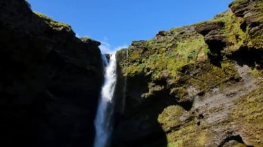 İzlanda 'da Kvernufoss şelalesi. Bahar güneşinde İzlanda manzarası.