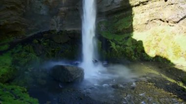 İzlanda 'da Kvernufoss şelalesi. Bahar güneşinde İzlanda manzarası.