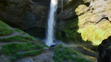 İzlanda 'da Kvernufoss şelalesi. Bahar güneşinde İzlanda manzarası.
