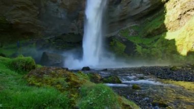 İzlanda 'da Kvernufoss şelalesi. Bahar güneşinde İzlanda manzarası.