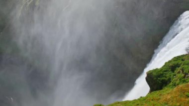 İzlanda'da Skgafoss şelalesi. Bahar güneş ışığında İzlanda manzara.