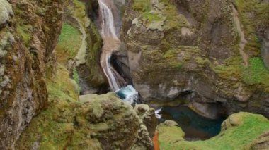 Fjarrgljfur - İzlanda güzel kanyon.