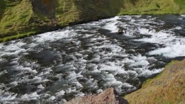 İzlanda'da Skgafoss şelalesi. Bahar güneş ışığında İzlanda manzara.