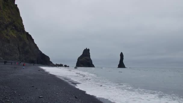 Reynisdrangar Интересные Скальные Образования Исландии — стоковое видео