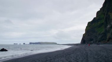 Reynisdrangar - İzlanda 'da ilginç kaya oluşumları.
