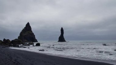 Reynisdrangar - İzlanda 'da ilginç kaya oluşumları.
