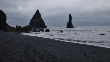 Reynisdrangar - İzlanda 'da ilginç kaya oluşumları.