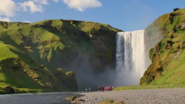 İzlanda'da Skgafoss şelalesi. Bahar güneş ışığında İzlanda manzara.
