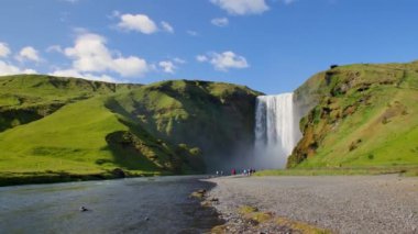 İzlanda'da Skgafoss şelalesi. Bahar güneş ışığında İzlanda manzara.