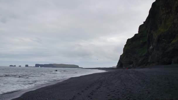 Reynisdrangar Získávání Skalních Útvarů Islandu — Stock video