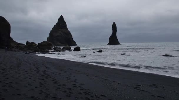 Reynisdrangar Интересные Скальные Образования Исландии — стоковое видео