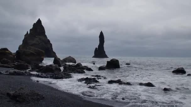 Reynisdrangar Formações Rochosas Interessantes Islândia — Vídeo de Stock