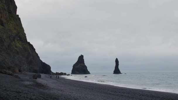 Reynisdrangar Интересные Скальные Образования Исландии — стоковое видео