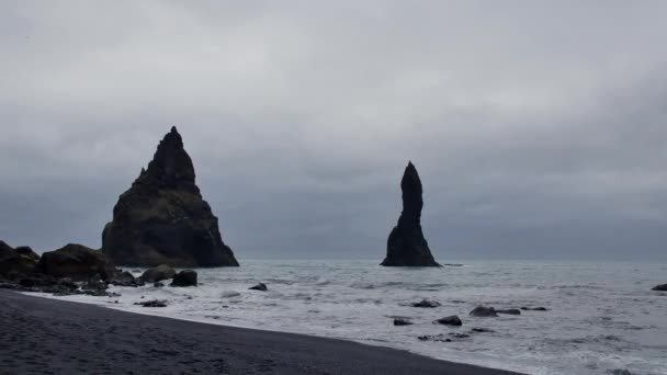 レイニストランガー アイスランドの興味深い岩の形成 — ストック動画