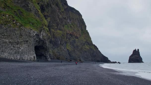 Reynisdrangar Интересные Скальные Образования Исландии — стоковое видео