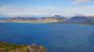 İzlanda Kirkjufell Dağı 'ndan görüntü.