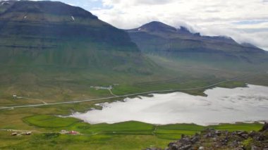 İzlanda Kirkjufell Dağı 'ndan görüntü.