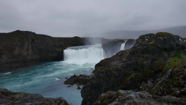 Καταρράκτης Godafoss Συννεφιασμένη Βροχερή Ημέρα Ισλανδία — Αρχείο Βίντεο