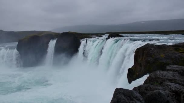 Водопад Годафосс Облачный Дождливый День Исландия — стоковое видео