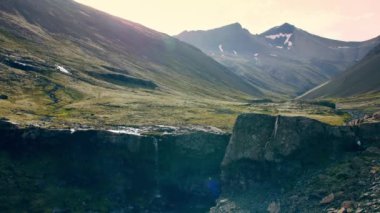 Yazın İzlanda 'nın vahşi manzarası.