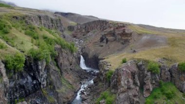 Litlanesfoss şelalesi yağmurlu, bulutlu bir günde, İzlanda.