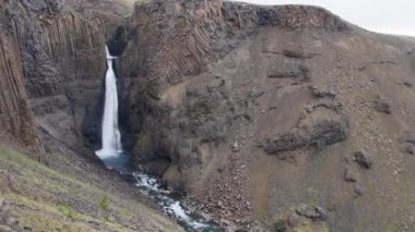 Litlanesfoss şelalesi yağmurlu, bulutlu bir günde, İzlanda.