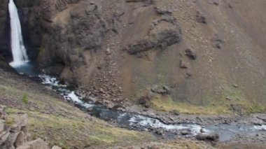 Litlanesfoss şelalesi yağmurlu, bulutlu bir günde, İzlanda.