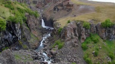 Litlanesfoss şelalesi yağmurlu, bulutlu bir günde, İzlanda.