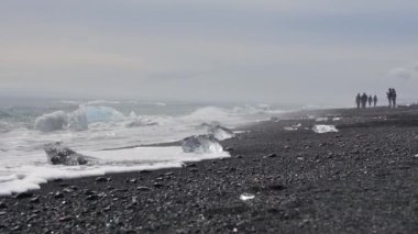 Buzdağlarıyla dolu elmas plajı, İzlanda.