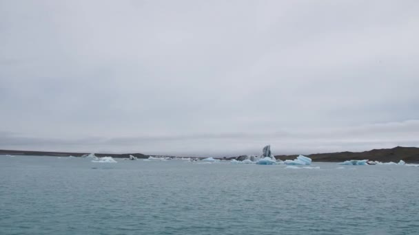 冰岛约库尔萨隆湖上的冰山 — 图库视频影像