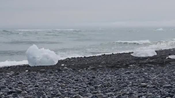 Алмазный Пляж Полный Айсбергов Исландия — стоковое видео