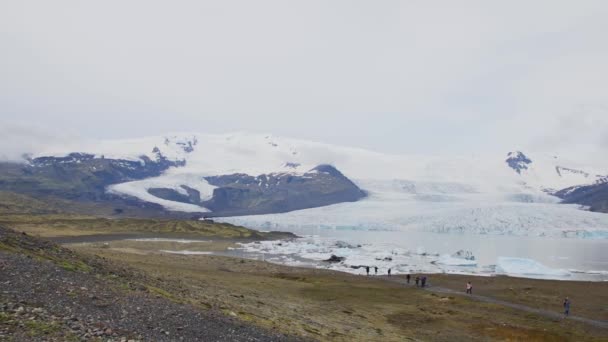 Айсберги Озере Йокульсарлон Исландия — стоковое видео